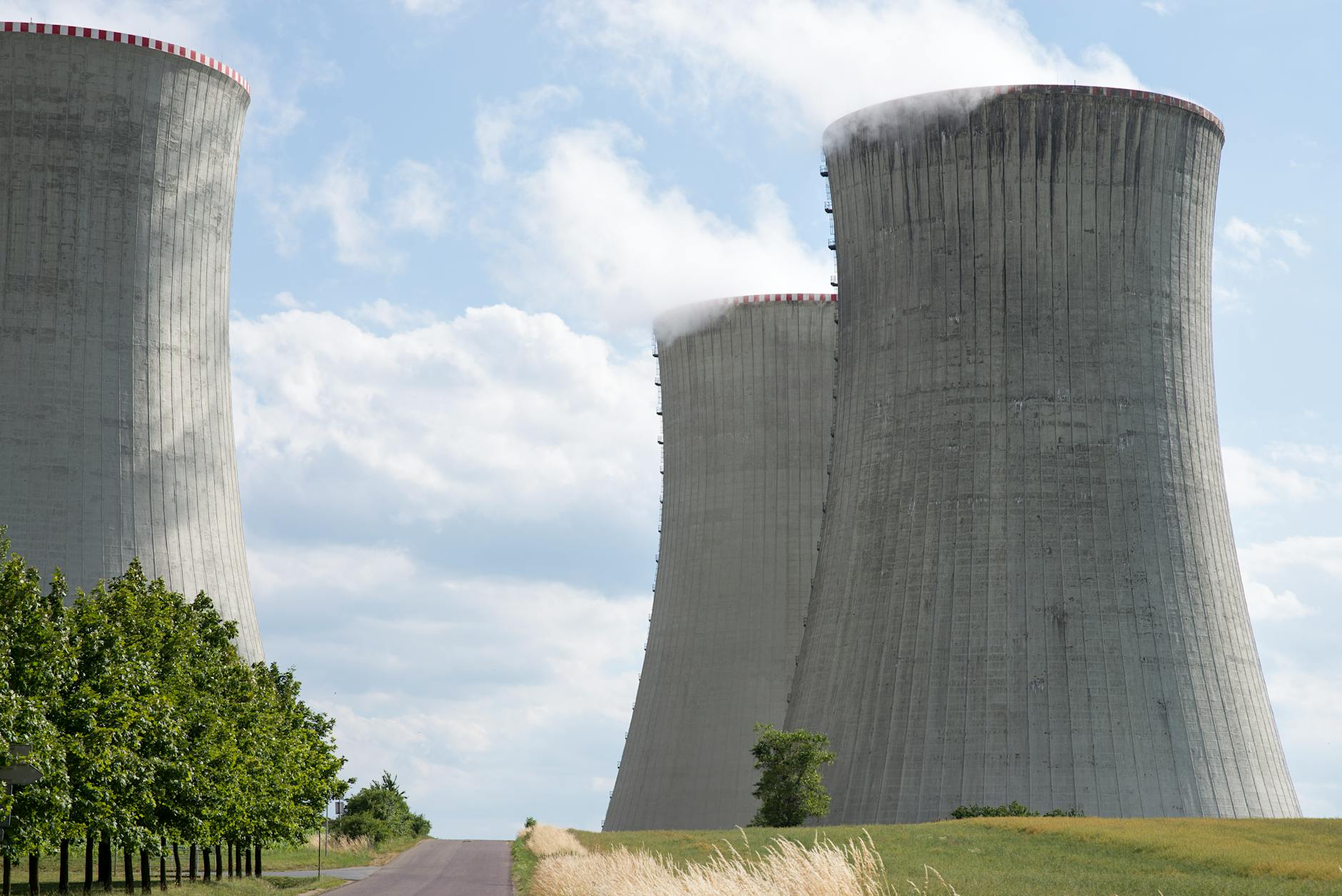 ATOMENERGIE ALS ÜBERGANGSLÖSUNG? WARUM EUROPAS STROMSYSTEM AUF RICHTUNGSENTSCHEIDUNGEN WARTET